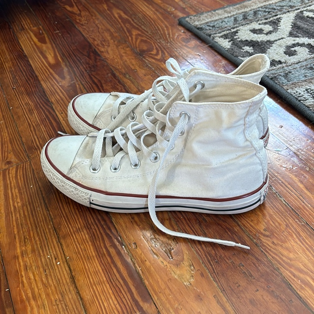 super cute White converse sneakers